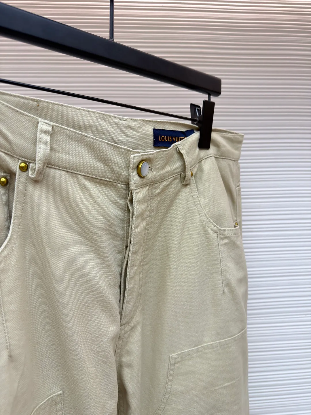 LOUIS VUITTON straight side pocket denim overalls ●Original version: Purchased and developed for 12999 ●Item number: 1681702-B05 ●Material: Pearl spun washed cotton fabric ●Technology: Overlocked production ●Color: Khaki ●Version: Fitted version ●Weight: about 700 grams ●Size: 46-48-50-52 ●Description: These Louis Vuitton straight side pocket overalls use garment washing technology to give the fabric a unique texture and retro charm. Customized leather labels highlight the brand's style and add luxurious details to the overall design. In terms of technology, high-quality cotton blended fabric is used and processed through multiple processes, which not only maintains the stiffness of the fabric, but also improves comfort and breathability. The trousers are carefully tailored, with a classic button design at the waist. The three-dimensional pockets on both sides are combined with a straight fit, which not only retains the practical function of overalls, but also shows a fashionable and casual style. The garment washing process gives the pants a natural distressed effect. Each pair of pants has a slightly different color and texture, giving it a unique personality. The customized leather label is the finishing touch. The exquisite embossing and delicate stitching reflect the brand's ultimate pursuit of details. Hand washing is recommended to maintain the texture and color of the fabric and avoid excessive wear. Due to different measurement methods, the error of 1-3 cm is within the normal range, ensuring comfort and fit. The overall wiring is straight and delicate, the fabric is comfortable and soft, and the color is consistent without color difference. It can be matched with the same style to create a fashionable look and control various occasions. Customized accessories, complete with three standards, same style for men and women!